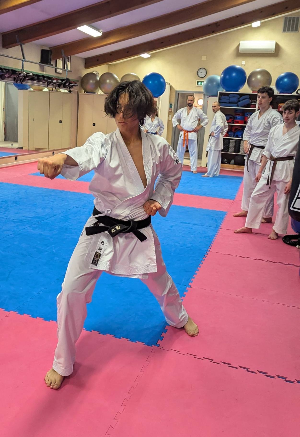 Ichiro du Karaté Club Cabasse réalisant un kata